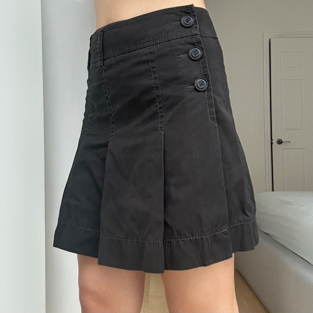PLEATED BLACK SKIRT W/ BUTTONS
